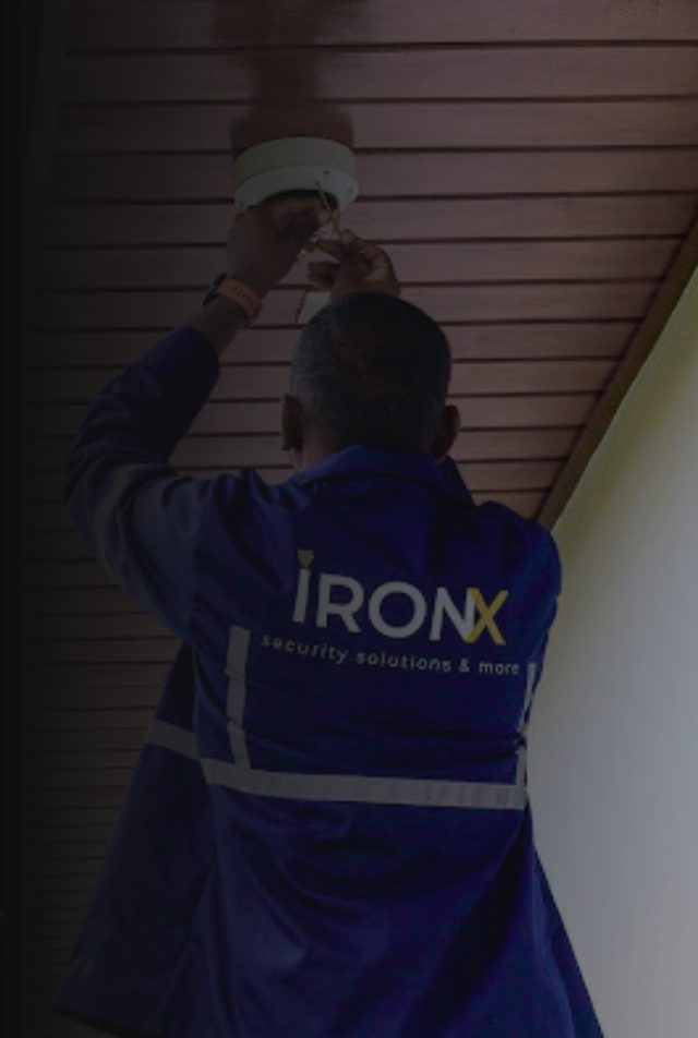 IRONX technicus installeert een beveiligingssysteem
